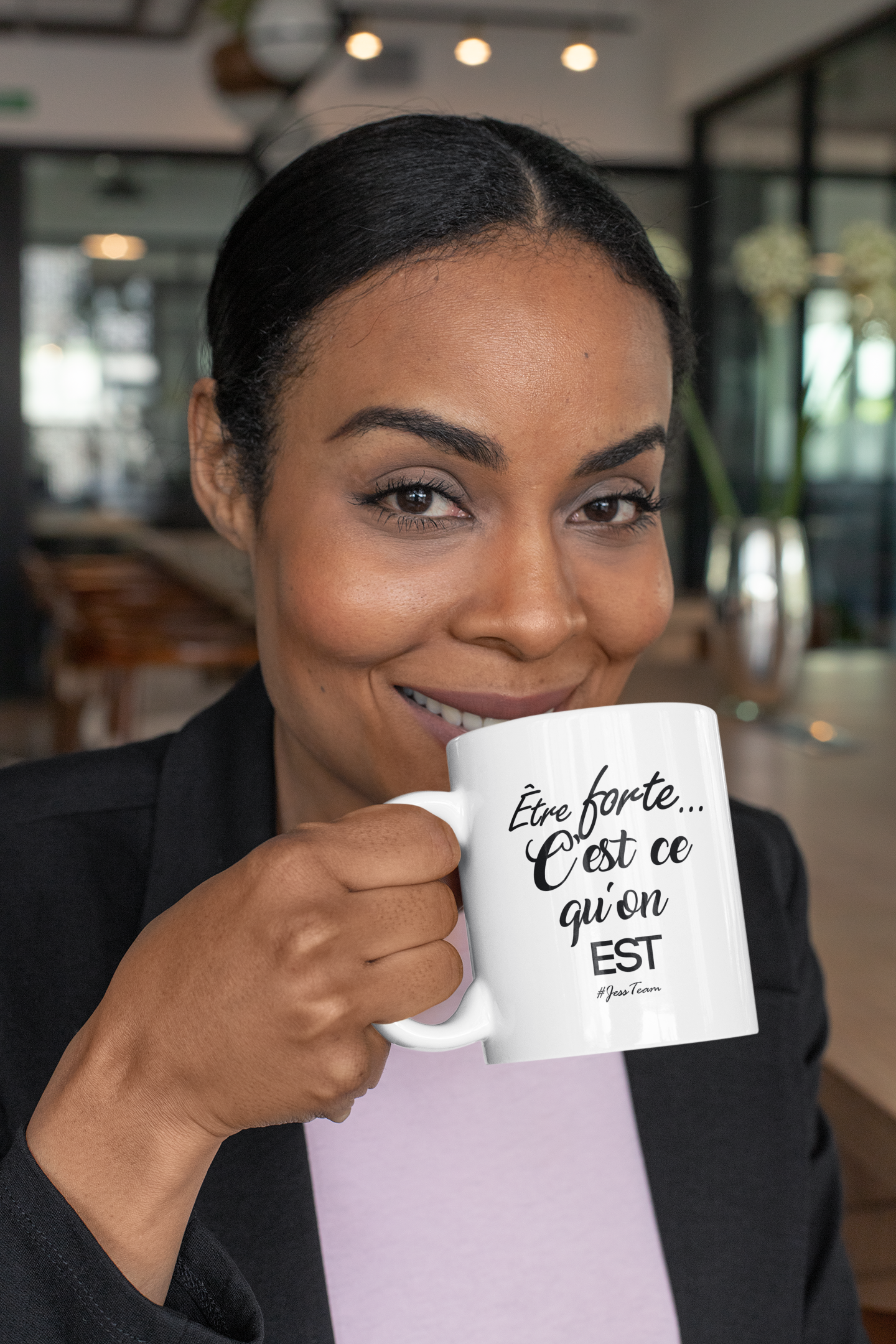 Mug épuré avec phrase "Être forte" – Inspiration au quotidien