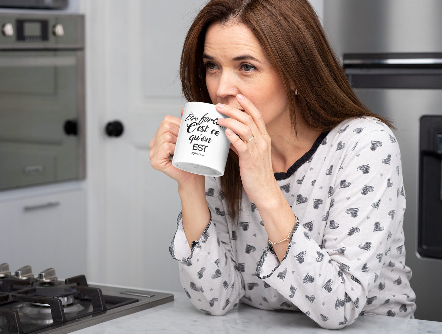 Mug épuré avec phrase "Être forte" – Inspiration au quotidien