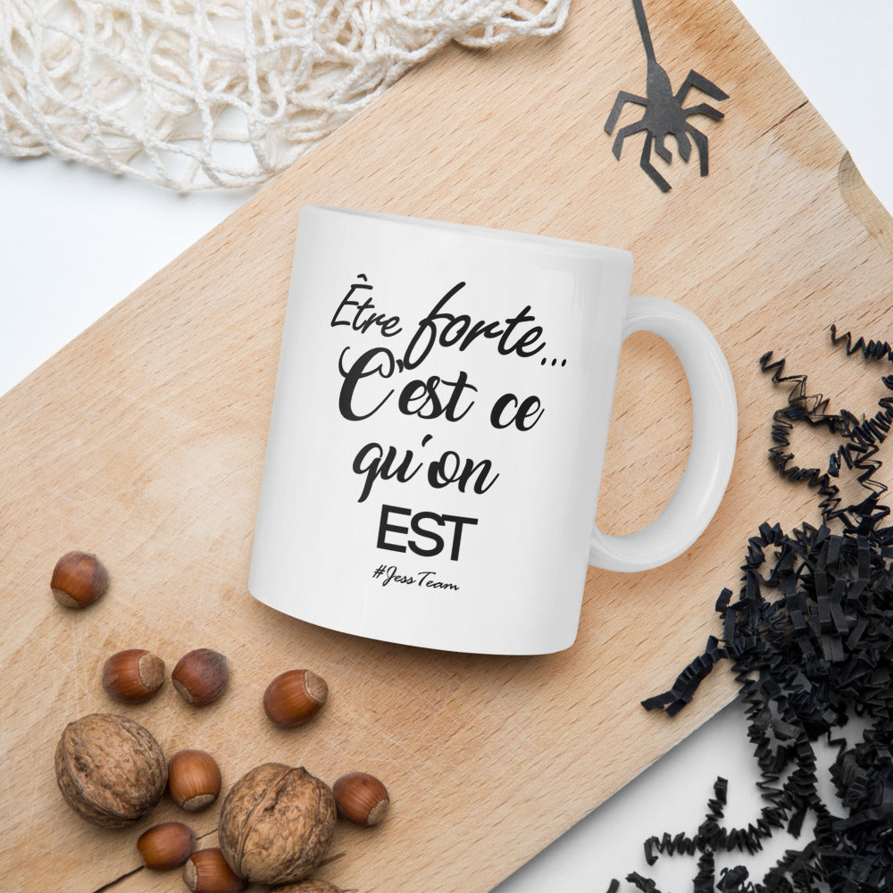 Mug épuré avec phrase "Être forte" – Inspiration au quotidien