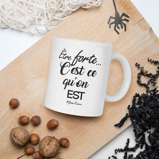 Mug épuré avec phrase "Être forte" – Inspiration au quotidien